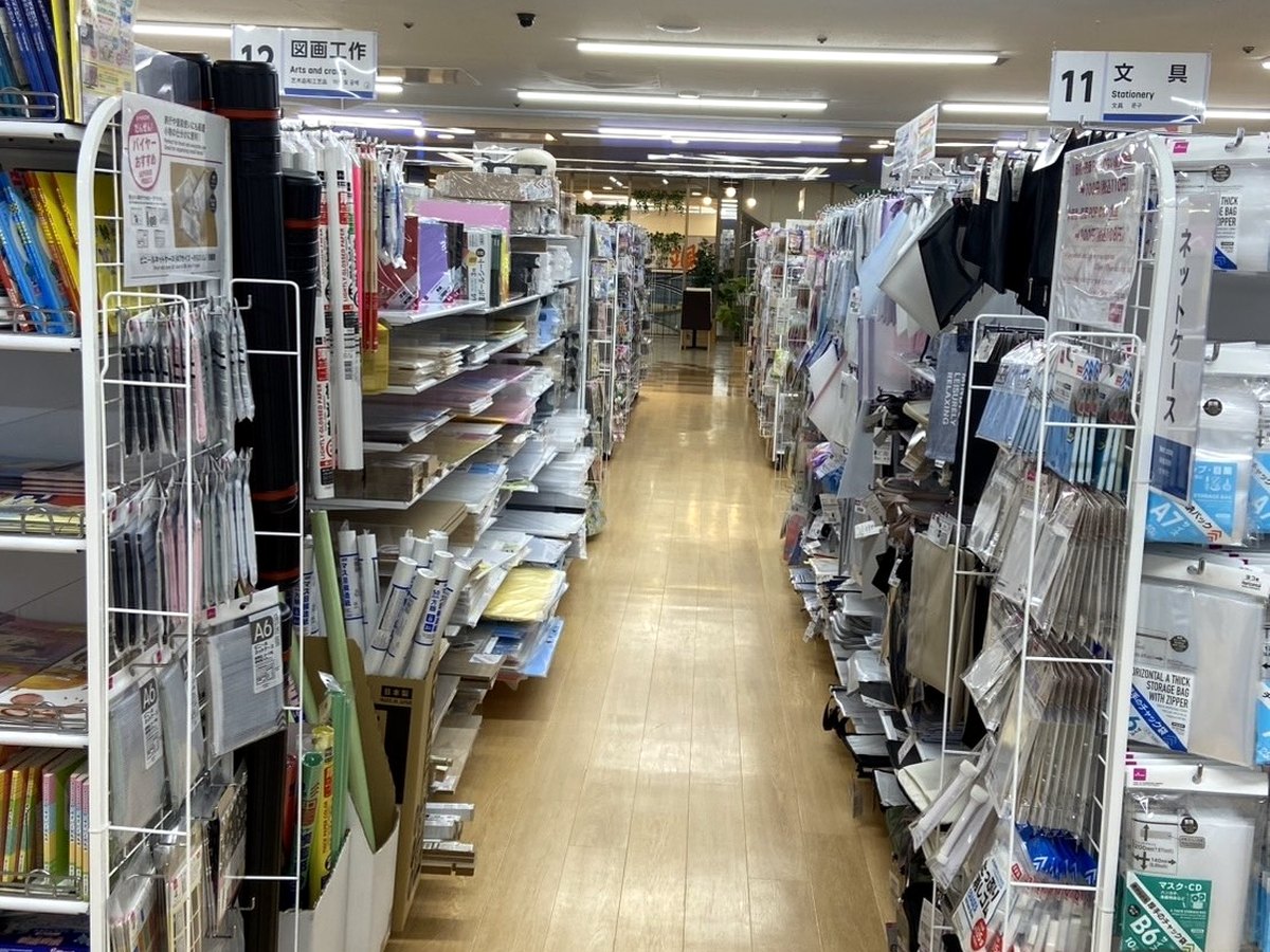 ダイソー店内の図画工作・DIY用品コーナーの通路