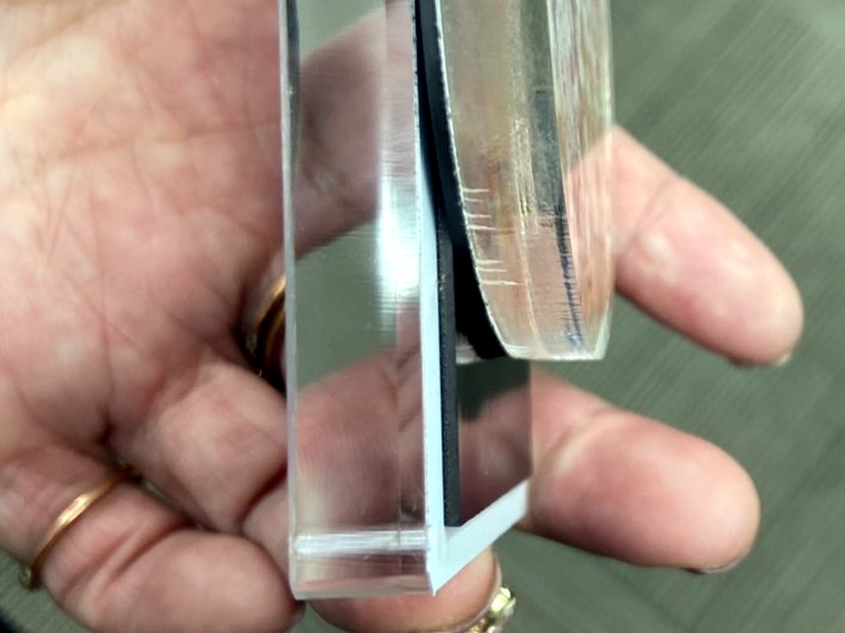 除光液が残ってクラック（ヒビ）が入ってしまったアクリルブロック