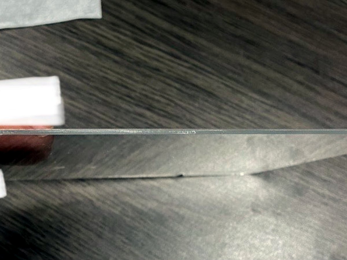アクリル板の切りっぱなしの断面と耐水ペーパーで磨いた断面の比較