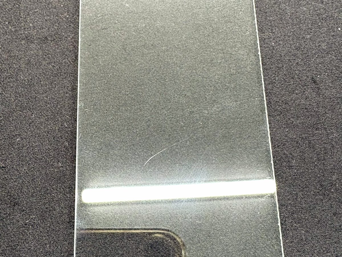 磨いた後のアクリル板（浅い傷は消え、深い傷は残る）