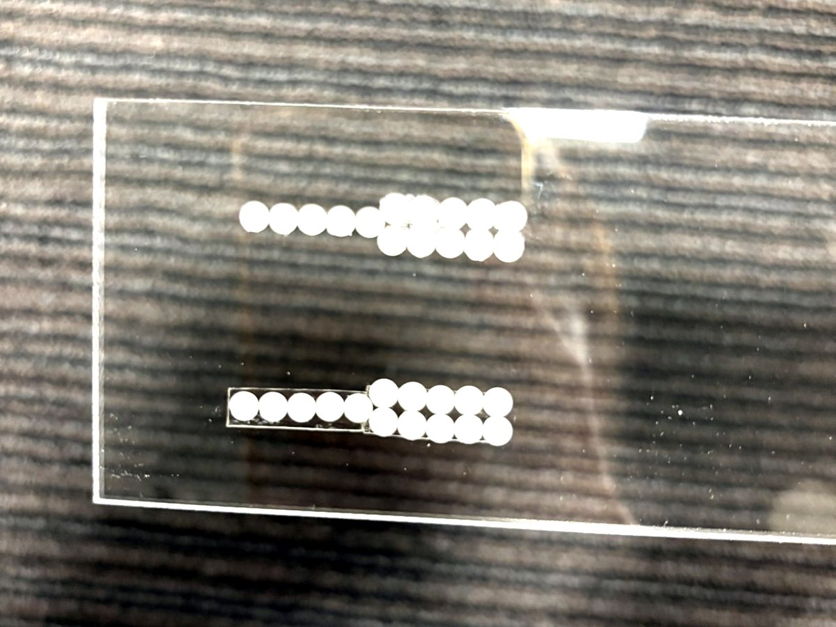 アクリルケース デコ 両面テープと接着剤の仕上がり比較