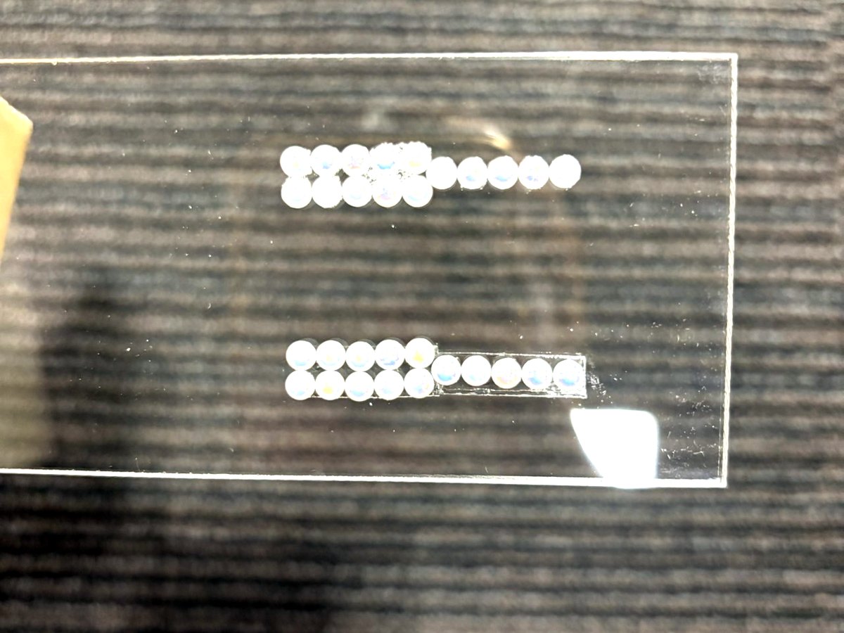 アクリルケース デコ 両面テープと接着剤の仕上がり比較