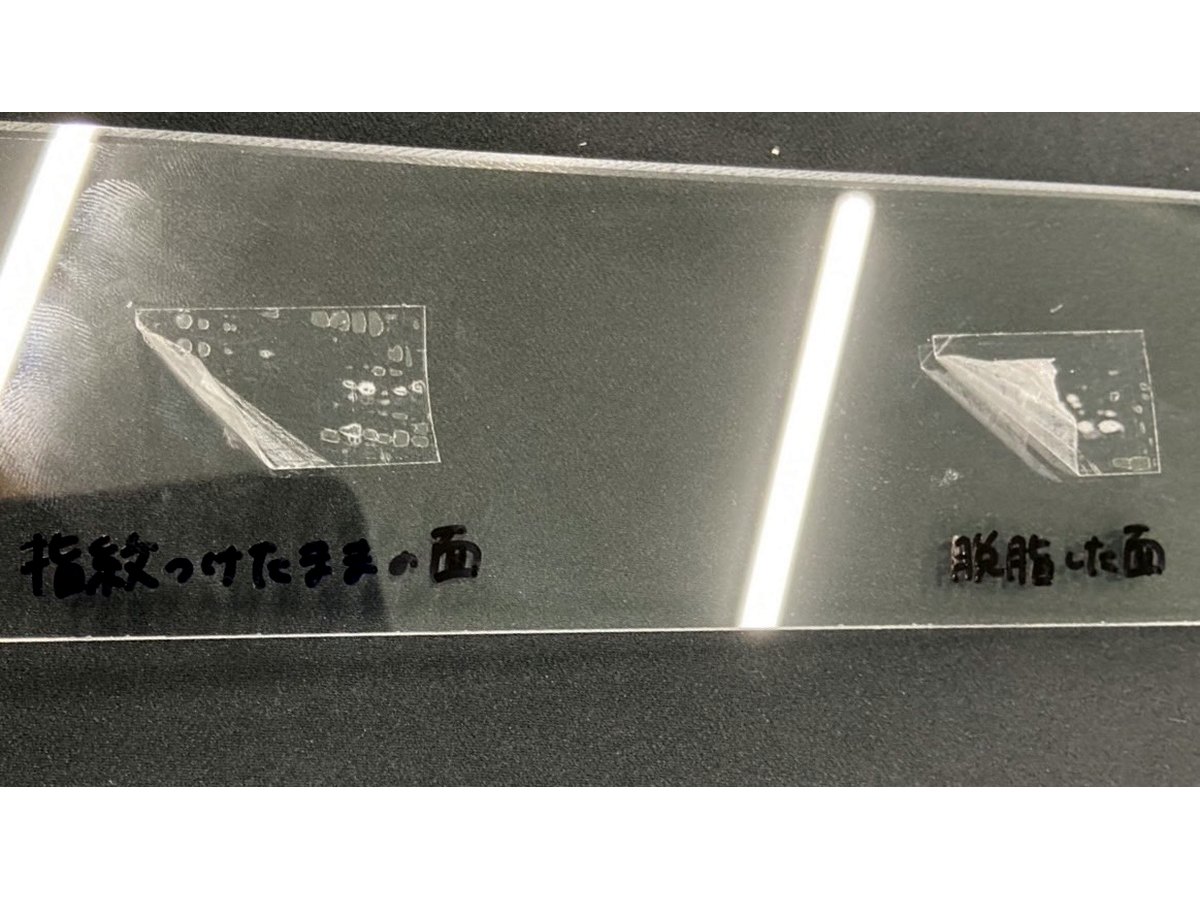 アクリルケース デコ 脱脂の有無によるシールの密着差